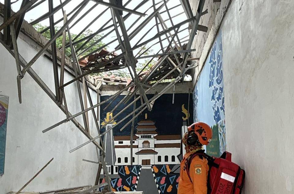 Sekolah ambruk.jpg