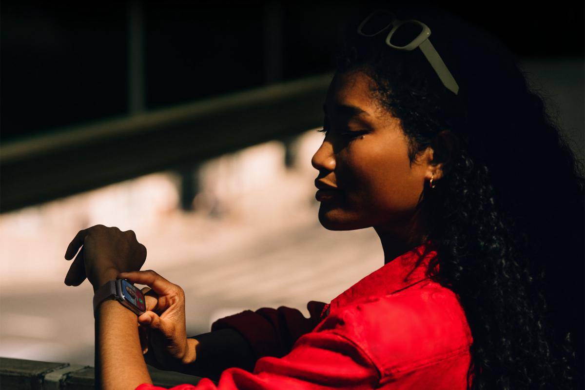 Apple-Watch-Series-11-lifestyle-02-250909_big.jpg.large_2x.jpg