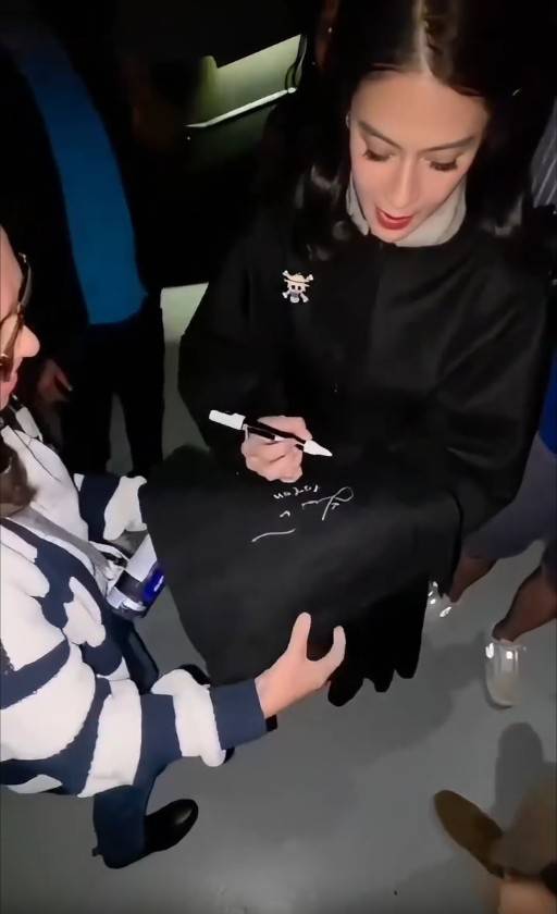 Potret Dian Sastrowardoyo Pakai Pin One Piece di TIFF 2025