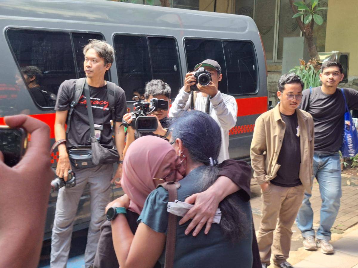 Sejumlah pegiat HAM serta aktivis dari berbagai lembaga sipil hadir di Polda Metro Jaya beri dukungan pada Delpedro dkk (IDN Times/Lia Hutasoit)