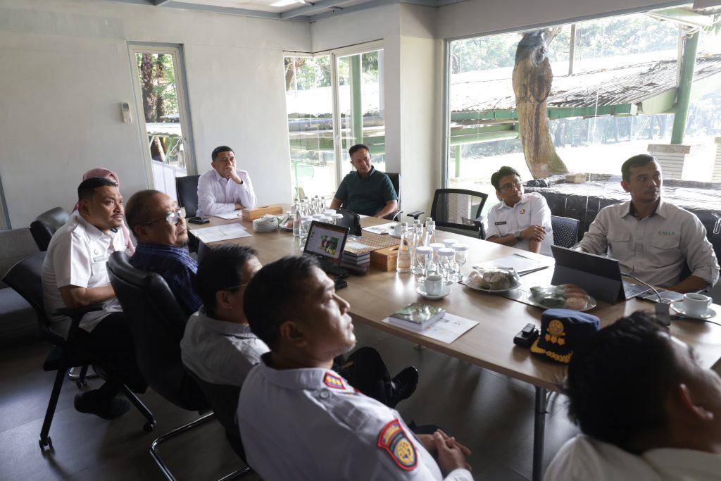 Wali Kota Makassar Munafri Arifuddin memimpin rapat membahas penyiapan jalur alternatif Bukit Baruga - Jalan DR. Leimena di Kecamatan Manggala. (Dok. Pemkot Makassar)