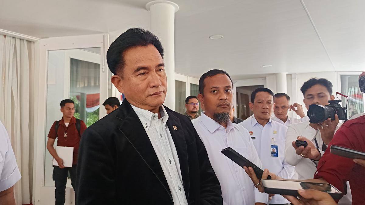 Menteri Koordinator Bidang Hukum, HAM, Imigrasi, dan Permasyarakatan, Yusril Ihza Mahendra, didampingi Gubernur Sulawesi Selatan Andi Sudirman Sulaiman, ditemui pertemuan internal di Rumah Jabatan Gubernur Sulsel, Rabu (10/9/2025). (IDN Times/Asrhawi Muin) 