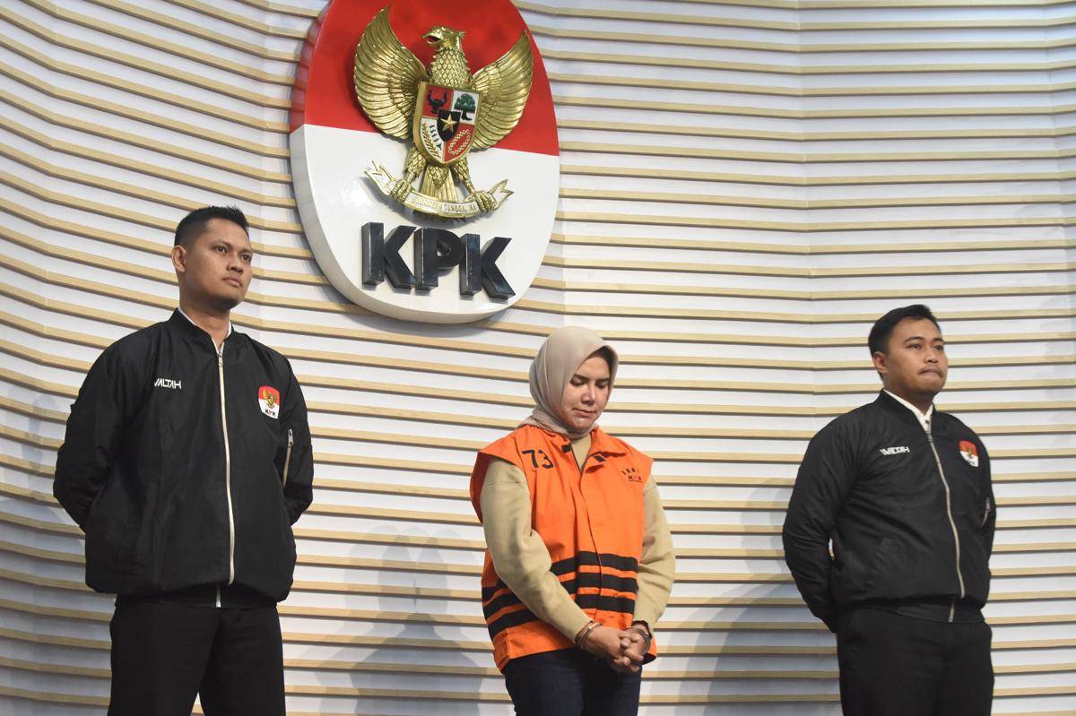 Ketua Kadin Kalimantan Timur Dayang Donna Walfiaries Tania (tengah) dihadirkan dalam konferensi pers penahanan tersangka di Gedung Merah Putih KPK.