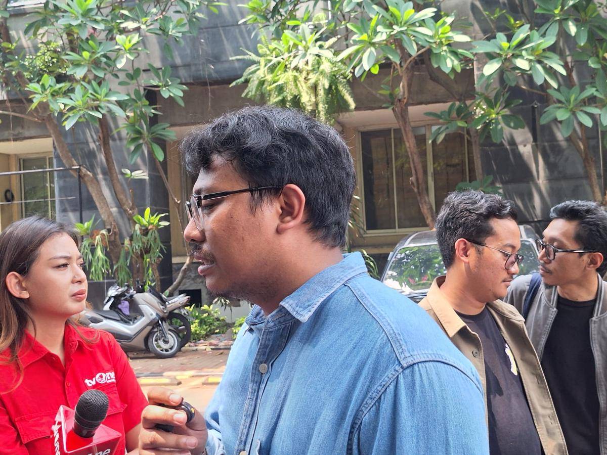 Sejumlah pegiat HAM serta aktivis dari berbagai lembaga sipil hadir di Polda Metro Jaya beri dukungan pada Delpedro dkk (IDN Times/Lia Hutasoit)