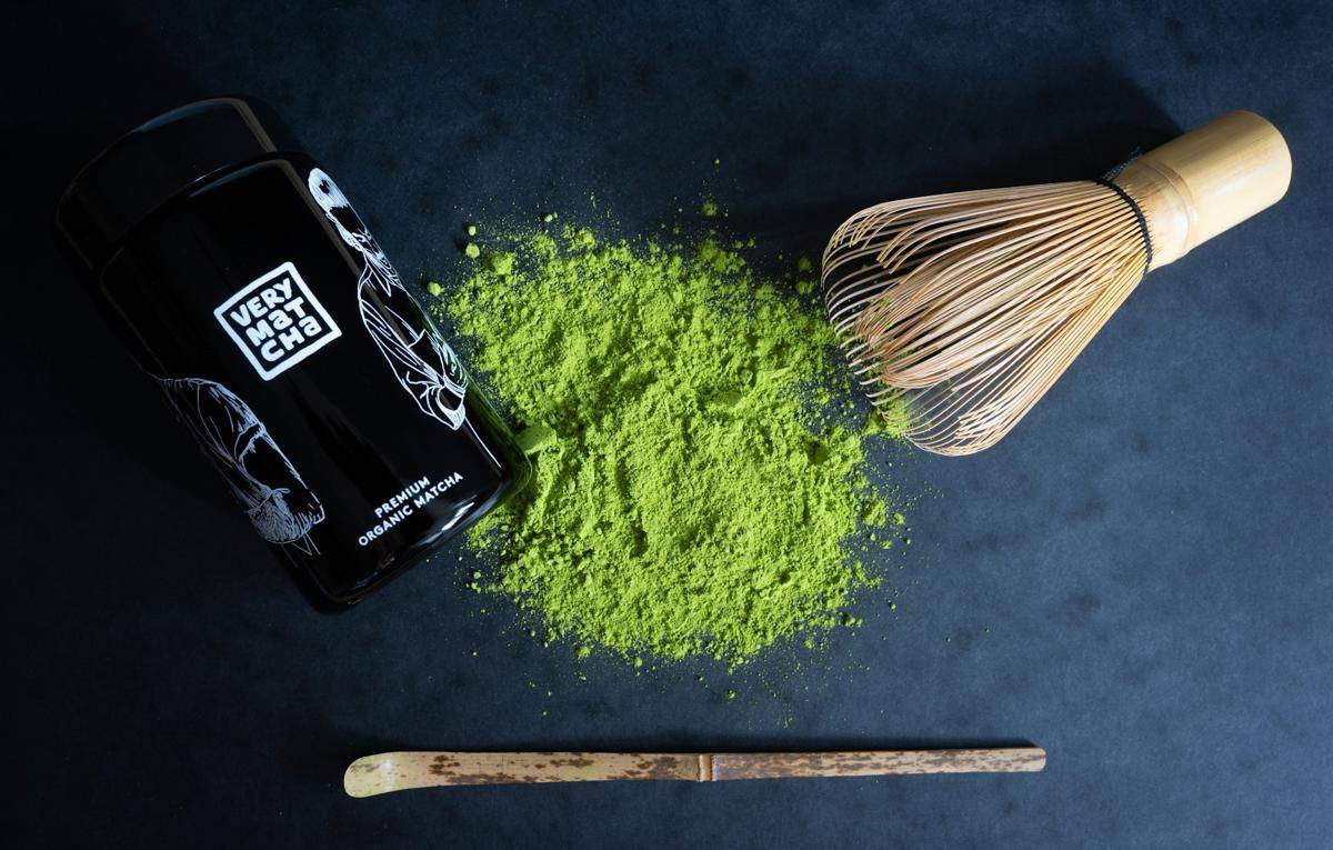 Potret bubuk matcha, chashaku, dan chasen 