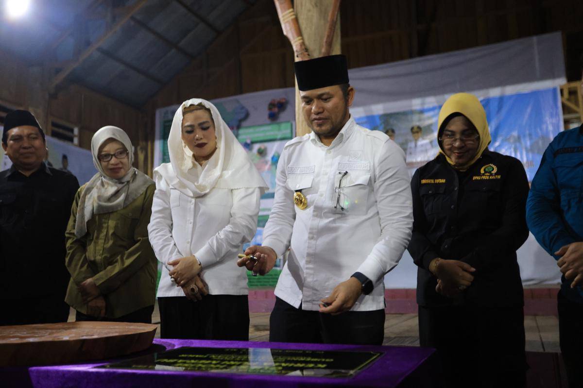 Gubernur Rudy Masud menandatangani Deklarasi dukungan Geopark Sangkulirang-Mangkalihat.JPG