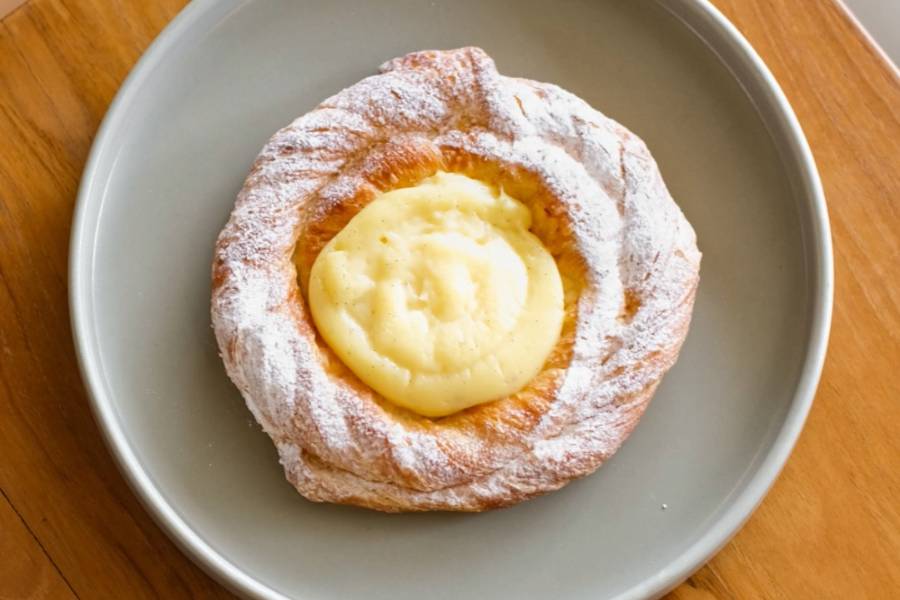 Potret menu Vanilla Flan Croissant di Fas.a Fas Bakery and Cafe Bali