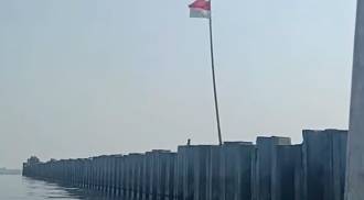 Tanggul beton di pesisir Cilincing
