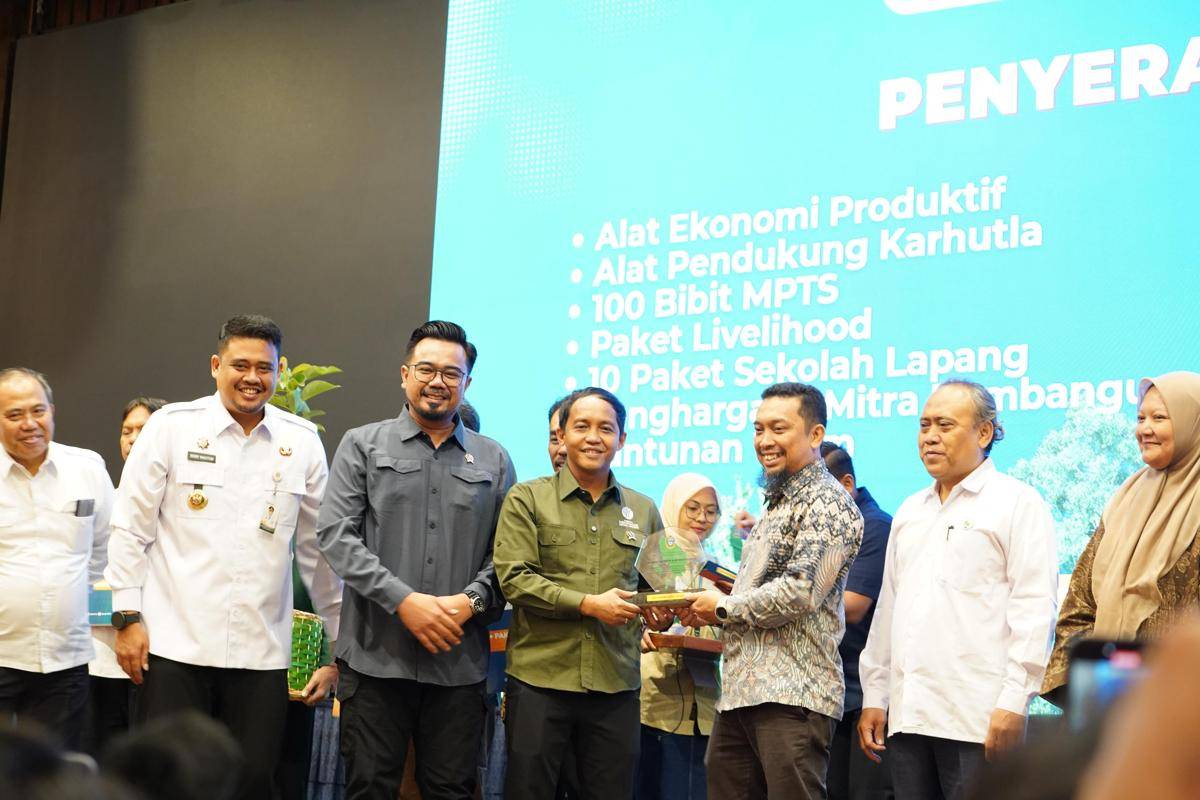Menteri Kehutanan Raja Juli Antoni bersama Gubernur Sumut Bobby Nasution (dok.istimewa)