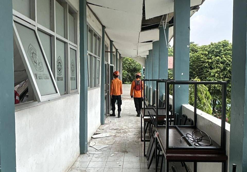 Sekolah ambruk.jpg