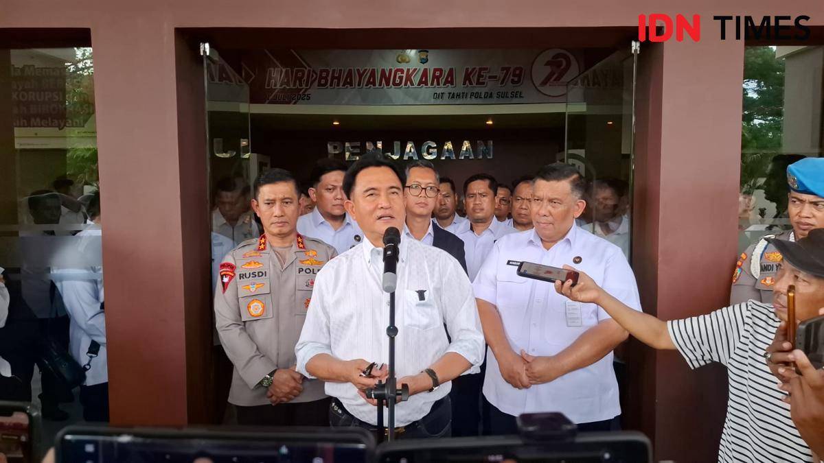 Menteri Koordinator Bidang Hukum, HAM, Imigrasi dan Pemasyarakatan, Yuzril Ihsa Mahendra saat konferensi pers di Makassar, Rabu (10/9/2025). IDN Times/Darsil Yahya
