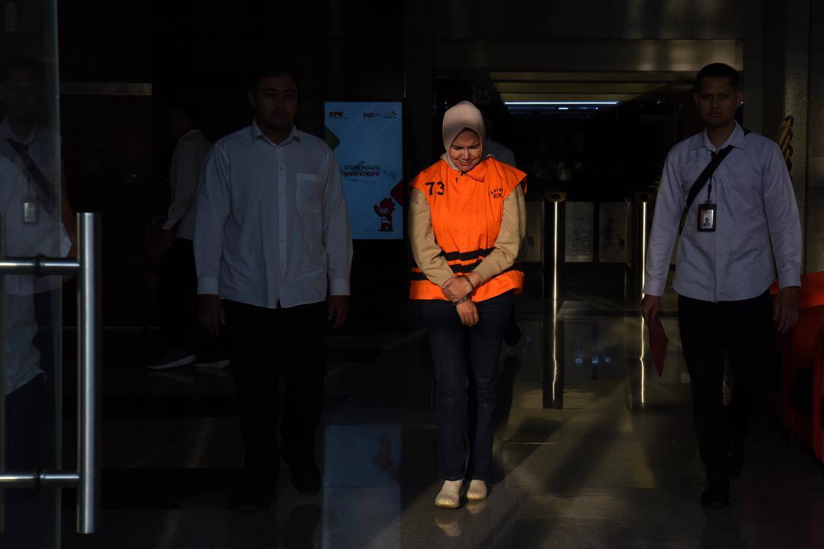 Ketua Kadin Kalimantan Timur Dayang Donna Walfiaries Tania (tengah) berjalan menuju mobil tahanan usai menjalani pemeriksaan di Gedung Merah Putih KPK, Jakarta, Rabu (10/9/2025). 