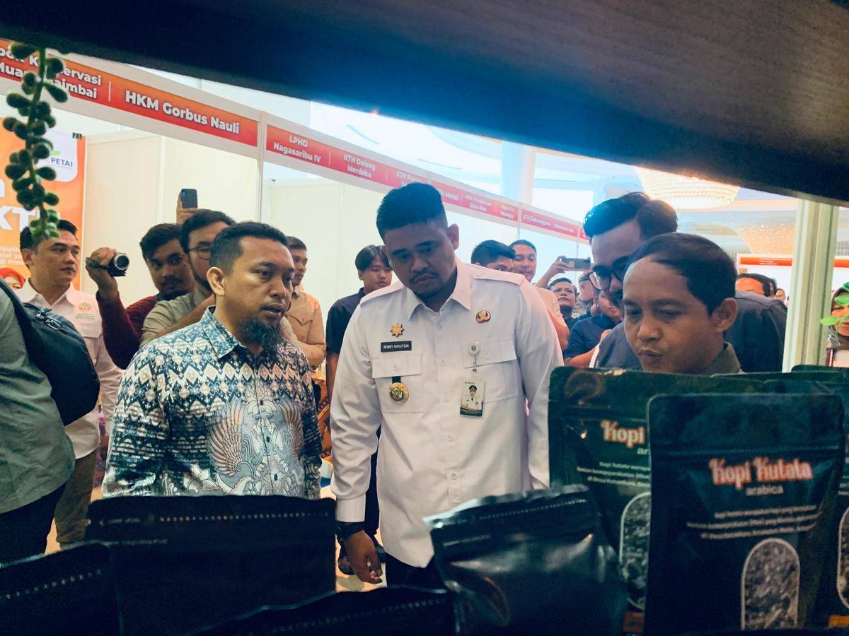 Menteri Kehutanan Raja Juli Antoni bersama Gubernur Sumut Bobby Nasution saat memantau UMKM (dok.istimewa)