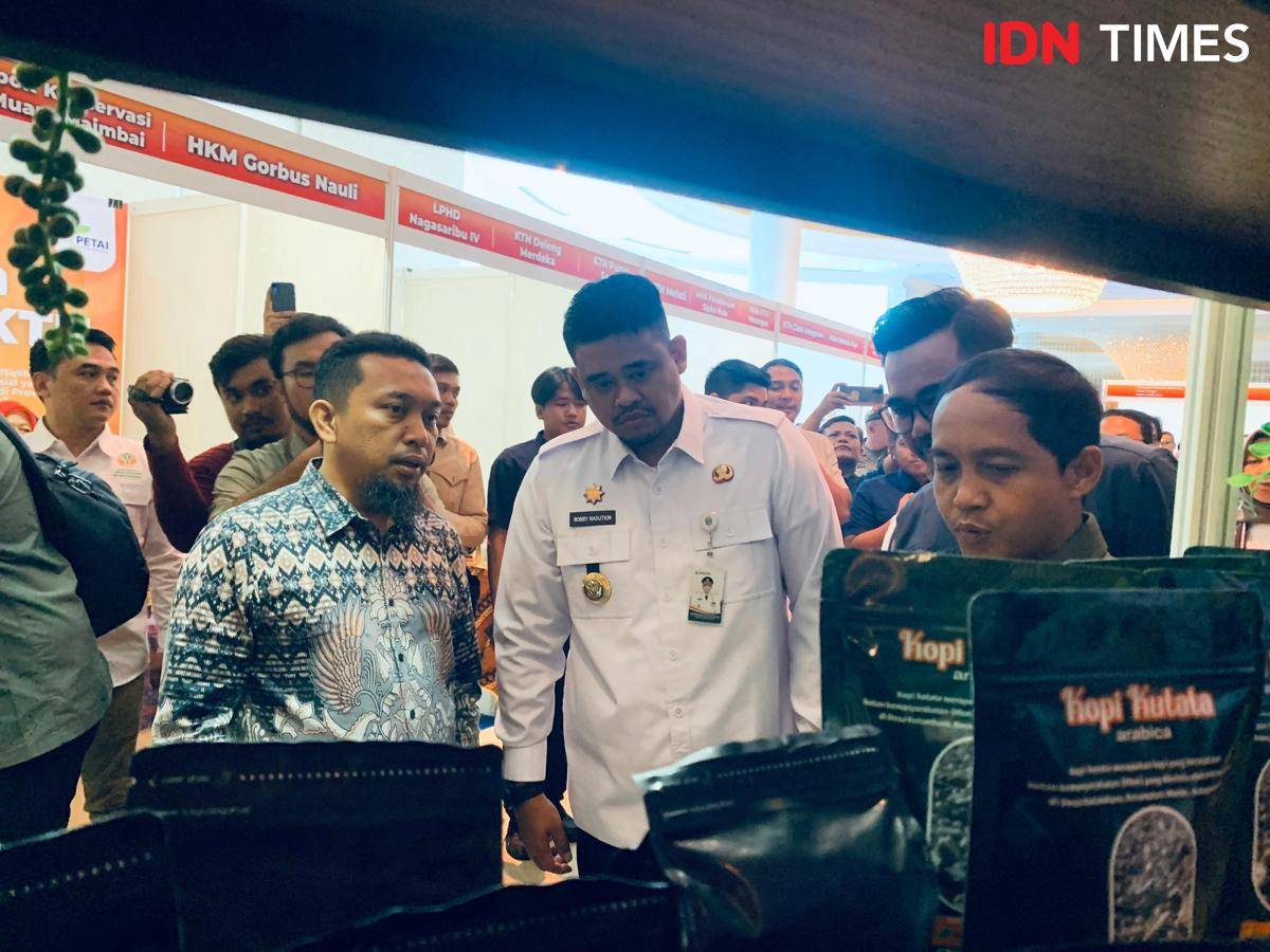 Menteri Kehutanan Raja Juli Antoni bersama Gubernur Sumut Bobby Nasution saat memantau UMKM (dok.istimewa)