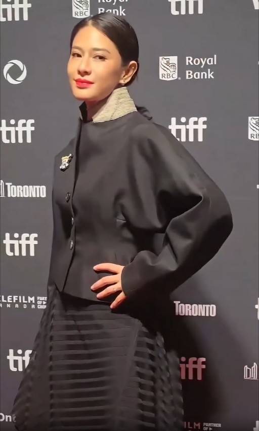 Potret Dian Sastrowardoyo Pakai Pin One Piece di TIFF 2025