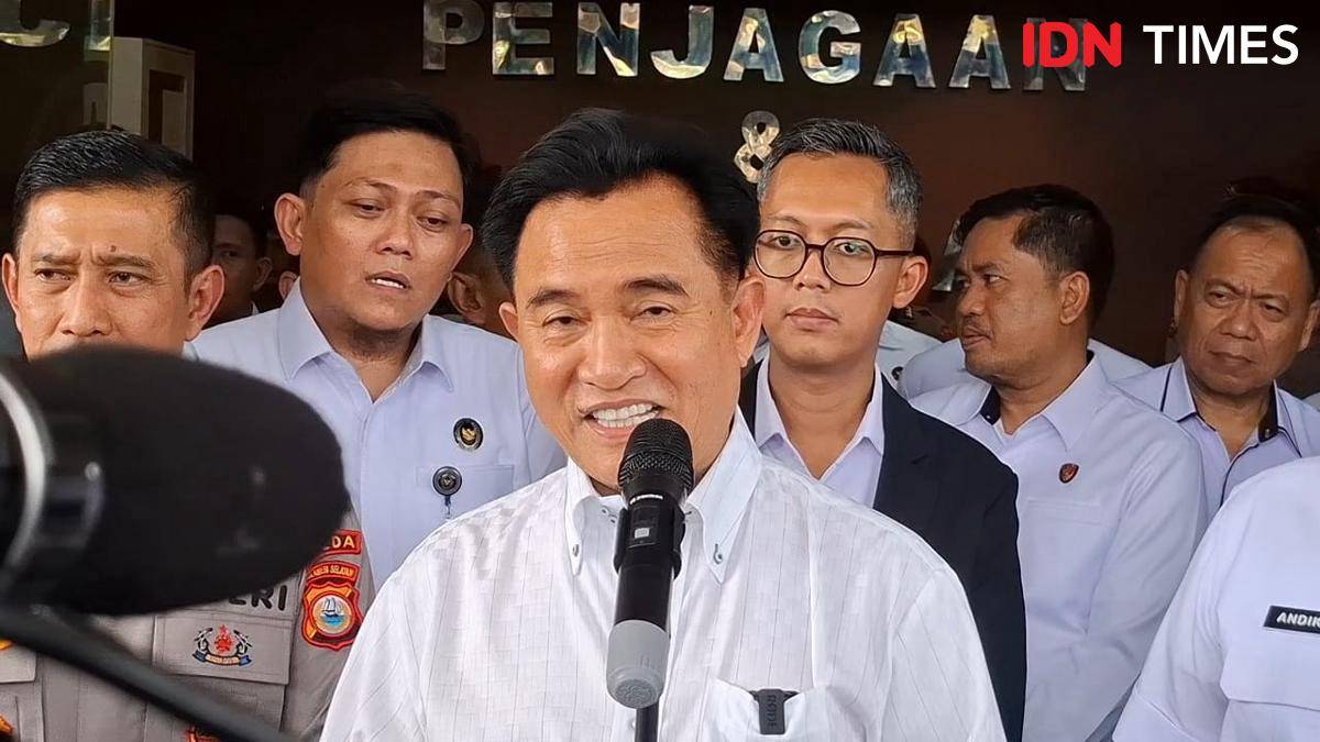 Menteri Koordinator Bidang Hukum, HAM, Imigrasi dan Pemasyarakatan, Yuzril Ihsa Mahendra saat konferensi pers di Makassar, Rabu (10/9/2025). IDN Times/Darsil Yahya