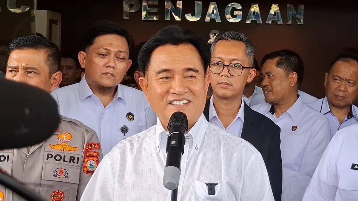 Menteri Koordinator Bidang Hukum, HAM, Imigrasi dan Pemasyarakatan, Yuzril Ihsa Mahendra saat konferensi pers di Makassar, Rabu (10/9/2025). IDN Times/Darsil Yahya