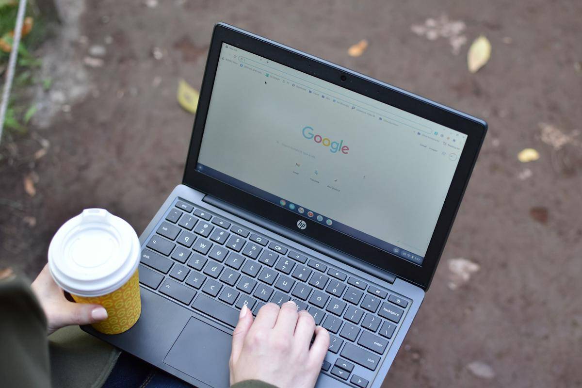 ilustrasi menggunakan Chromebook