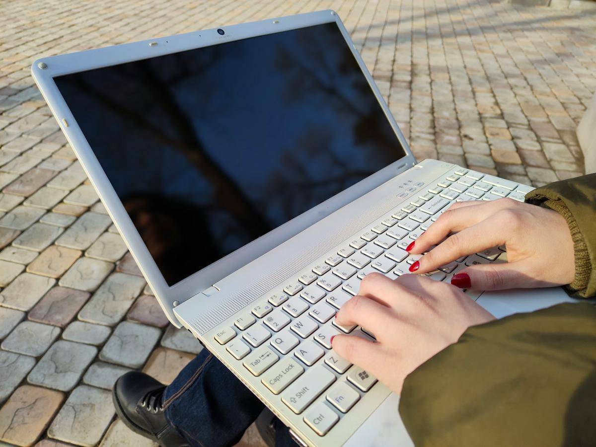 ilustrasi menggunakan Chromebook