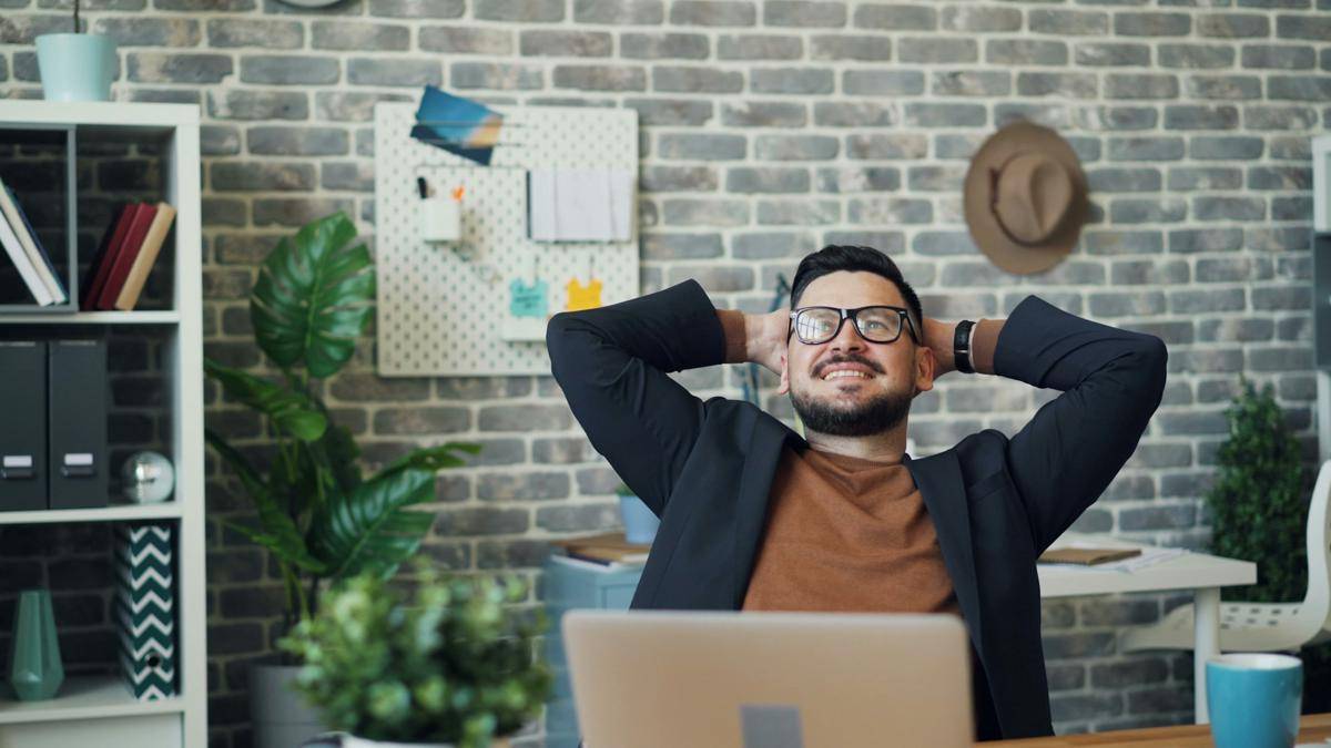 Ilustrasi santai di kantor. (Dok. Unsplash/Vitaly Gariev)