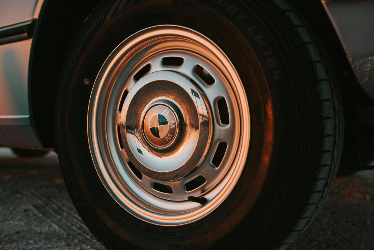 ilustrasi ban mobil (unsplash.com/Wade Lambert)