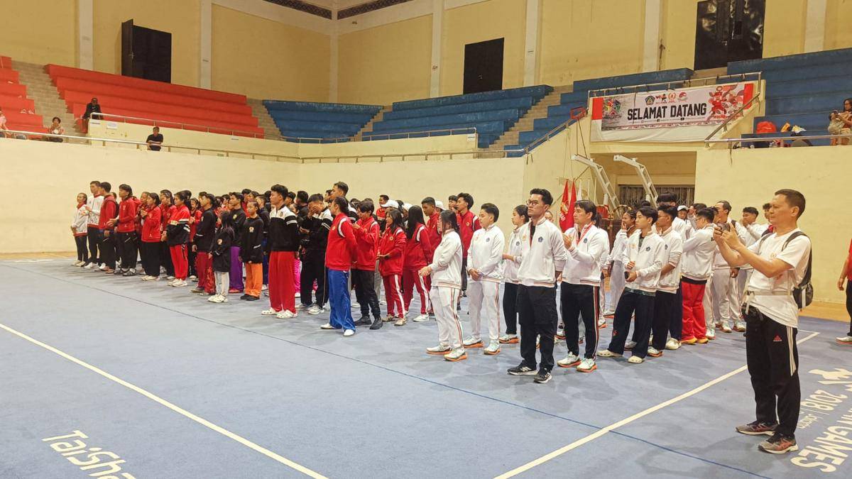 Para atlet saat mengikuti upacara penutupan cabor wushu di Porprov Bali 2025. (dok. Pengkot WI Denapsar)