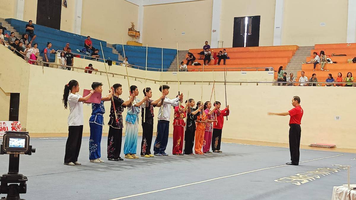 Para atlet yang akan bertanding di nomor senjata panjang utara (gun shu). (dok. Pengkot WI Denapsar)