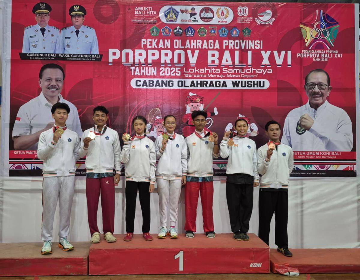 Tim wushu Kabupaten Badung saat menerima medali di Porprov Bali 2025. (dok. Pengkab WI Badung)