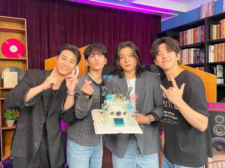 Potret member Day6 saat acara free radio, sumber instagram official Day6