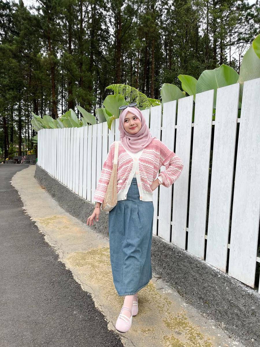 potret padu padan bawahan denim ala Siska Amera