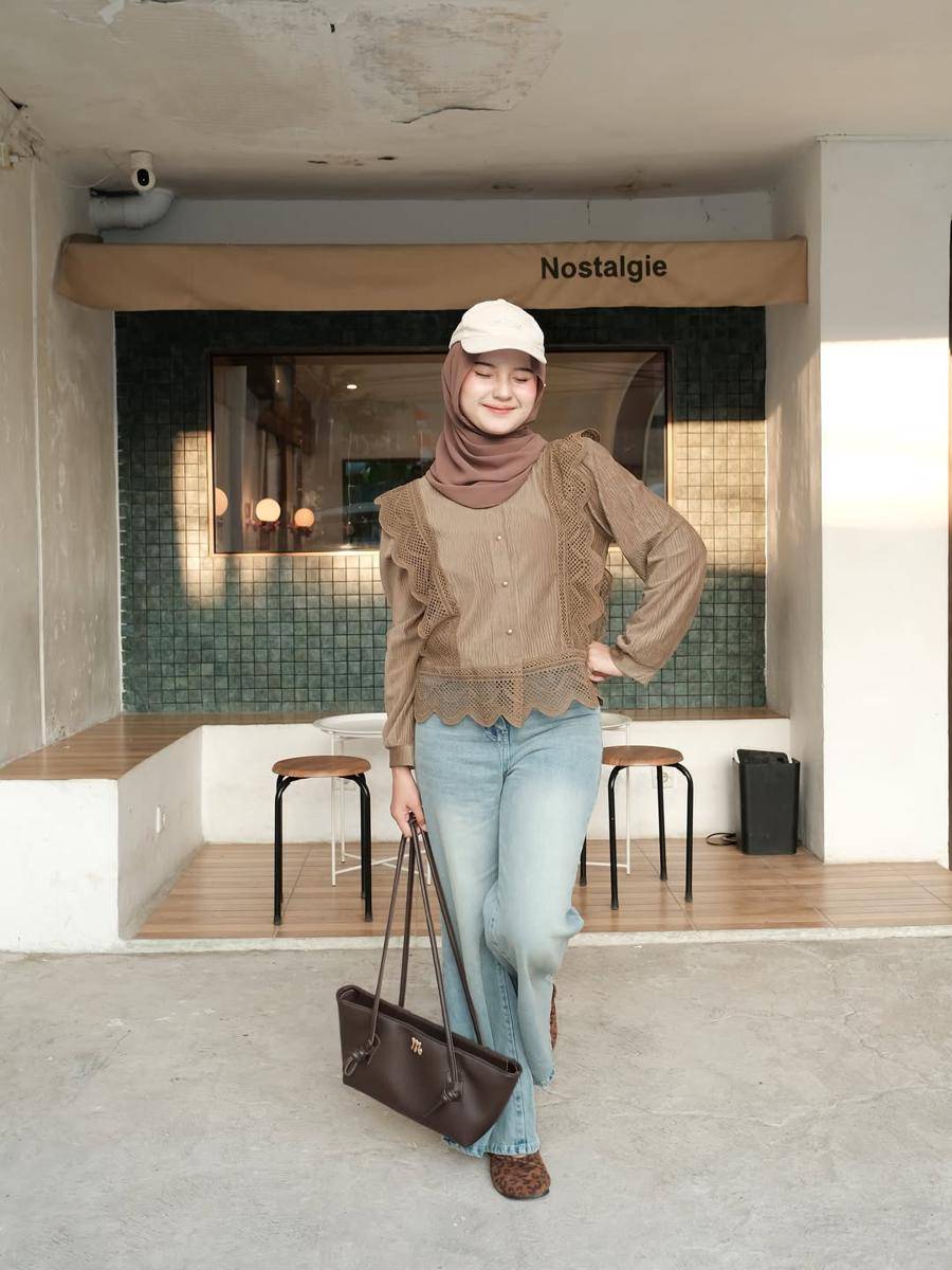 potret padu padan bawahan denim ala Siska Amera