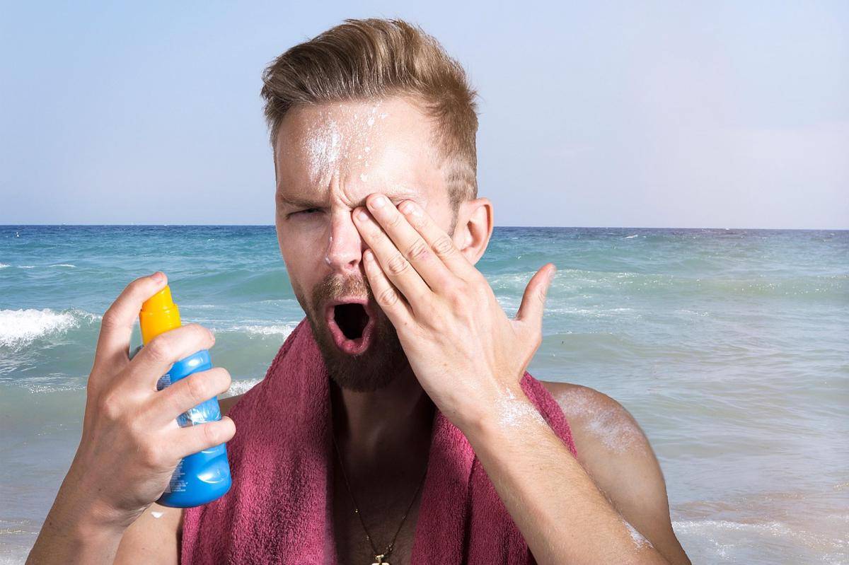 ilustrasi pria memakai sunscreen (pixabay.com/Sammy-Sander)