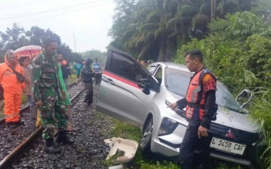 Mobil Xpander tertemper kereta api di Peninjauan OKU. (Dok. Istimewa)