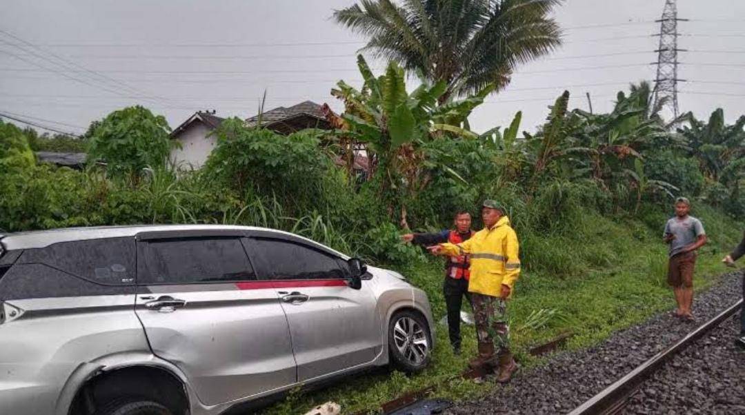Mobil Xpander tertemper kereta api di Peninjauan OKU. (Dok. Istimewa)