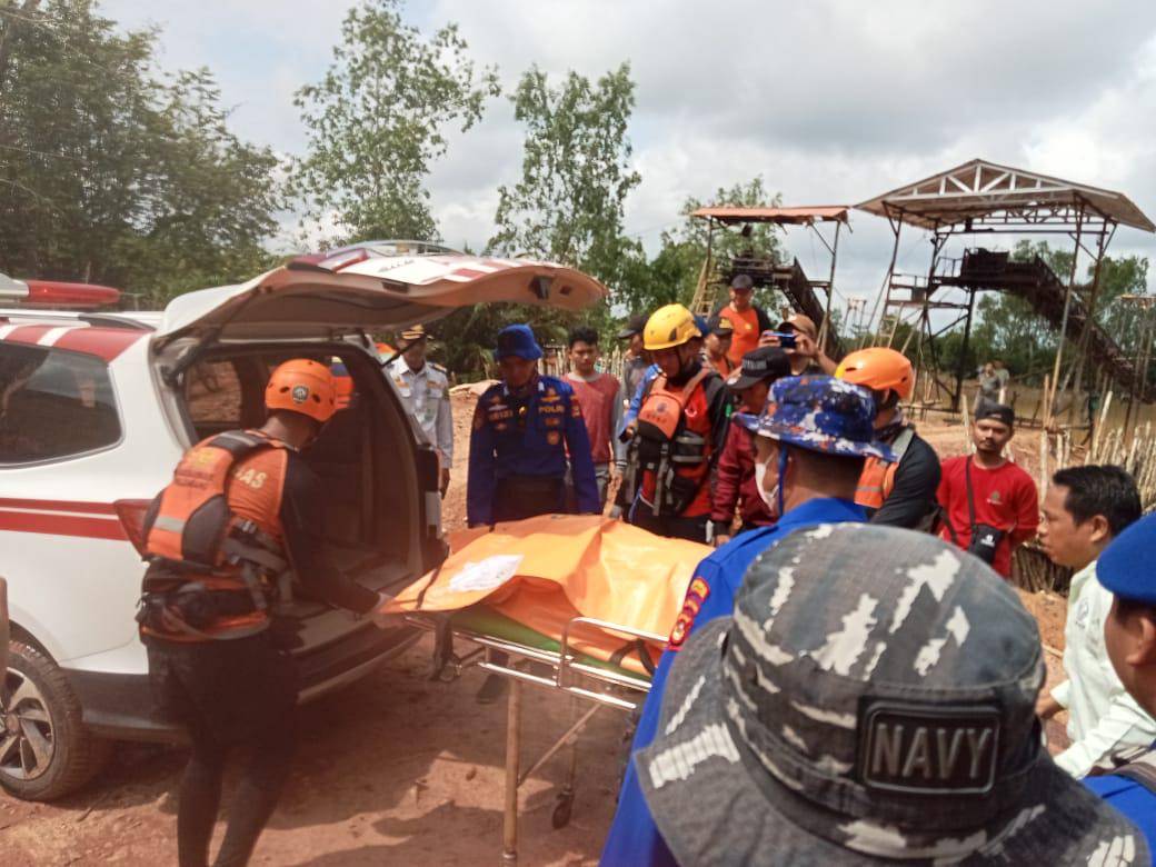 Proses evakuasi operator alat berat yang tewas tenggelam di Sungai Dawas. (Dok. BPBD Muba)