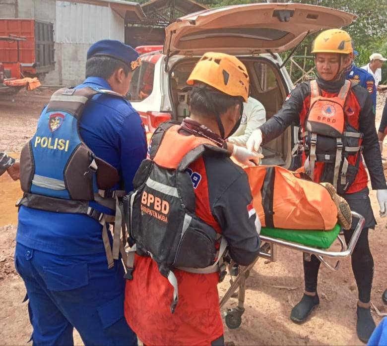 Proses evakuasi operator alat berat yang tewas tenggelam di Sungai Dawas. (Dok. BPBD Muba)