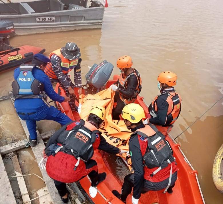Proses evakuasi operator alat berat yang tewas tenggelam di Sungai Dawas. (Dok. BPBD Muba)