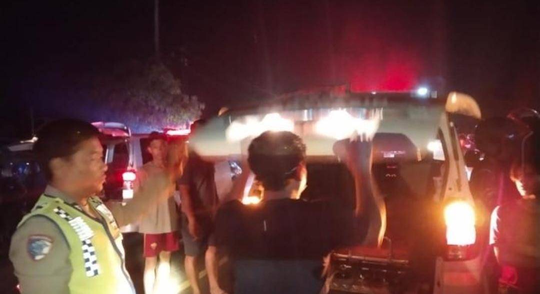 Proses evakuasi korban kecelakaan di Jalintim Betung Banyuasin. (Dok. Satlantas Polres Banyuasin)