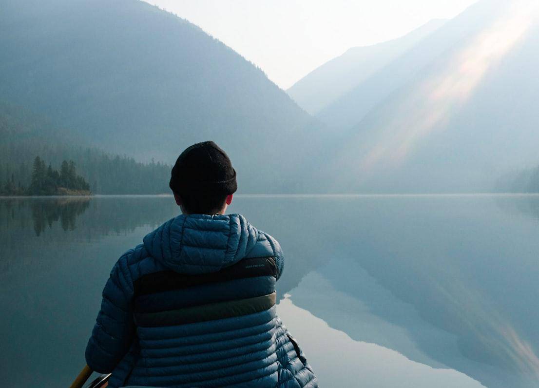 ilustrasi pria yang menggunakan jaket (unsplash.com/Sarah Burger) 