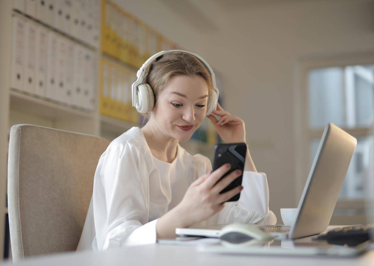 ilustrasi mendengarkan musik saat mengejar deadline (pexels.com/Andrea Piacquadio)
