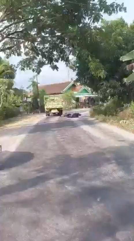 Korban terpeleset pasir di jalan menikung dan selanjutnya ditabrak truk. IDN Times/Istimewa.
