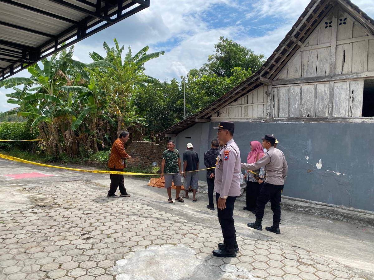 Sugeng Riyanto (49) warga desa Mojopurno Ngariboyo ditemukan meninggal dunia dalam kondisi memeluk karung rosok. IDN Times/Istimewa.
