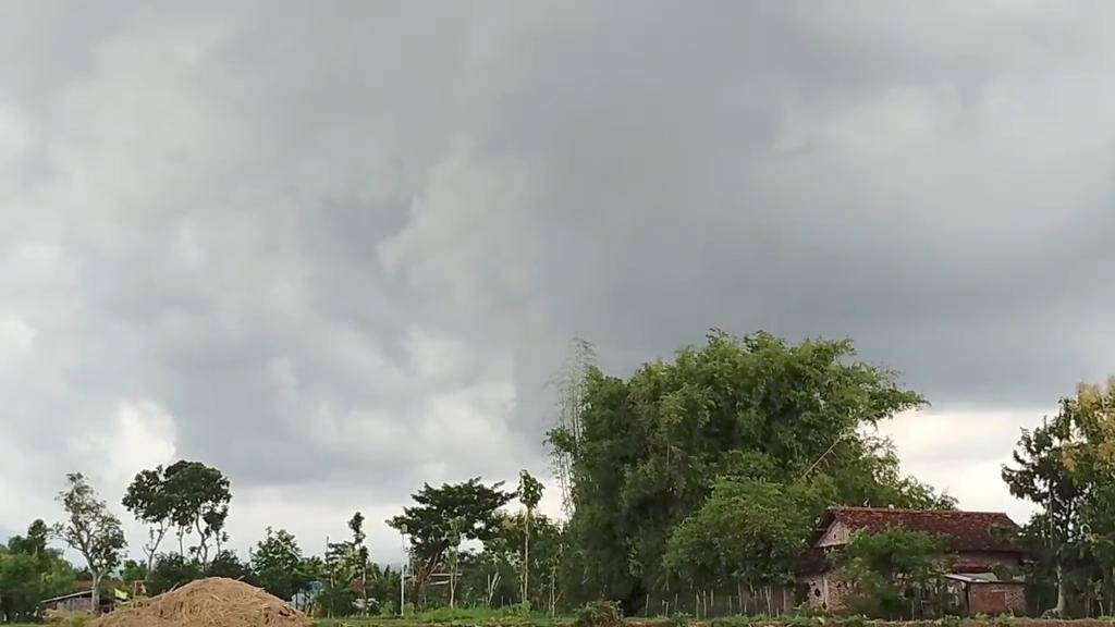 Tampak gumpalan awan yang memicu hujan ringan hingga lebat dia hari ini di Magetan. IDN Times/Riyanto.