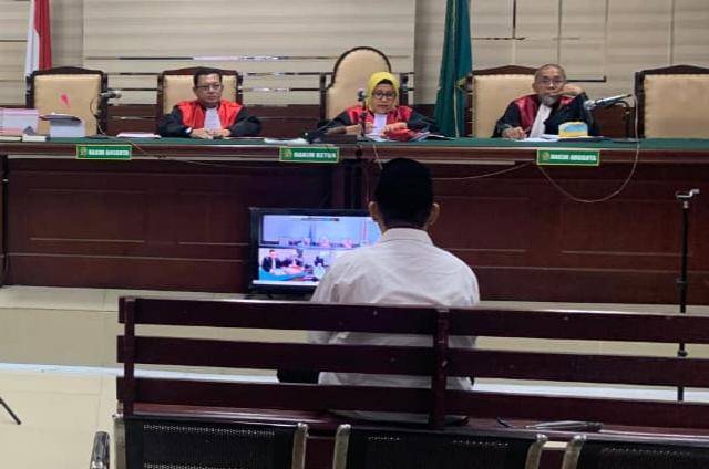 Terdakwa kasus korupsi lahan pabrik mainan Ngawi, Winarto, saat menjalani sidang perdana di Pengadilan Tipikor, Surabaya, Selasa (9/9/2025). (Istimewa/Kejari Ngawi). 