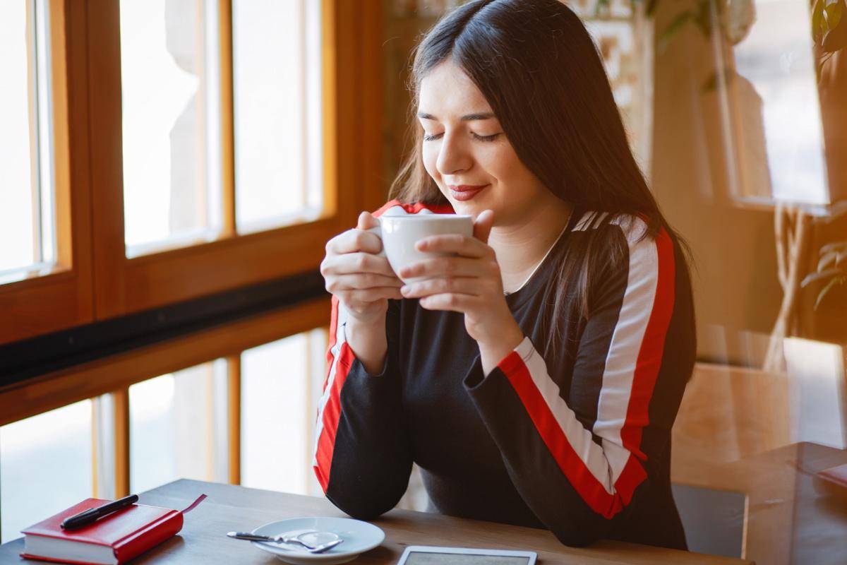 Seorang perempuan di kafe (Freepik.com/ prostooleh)