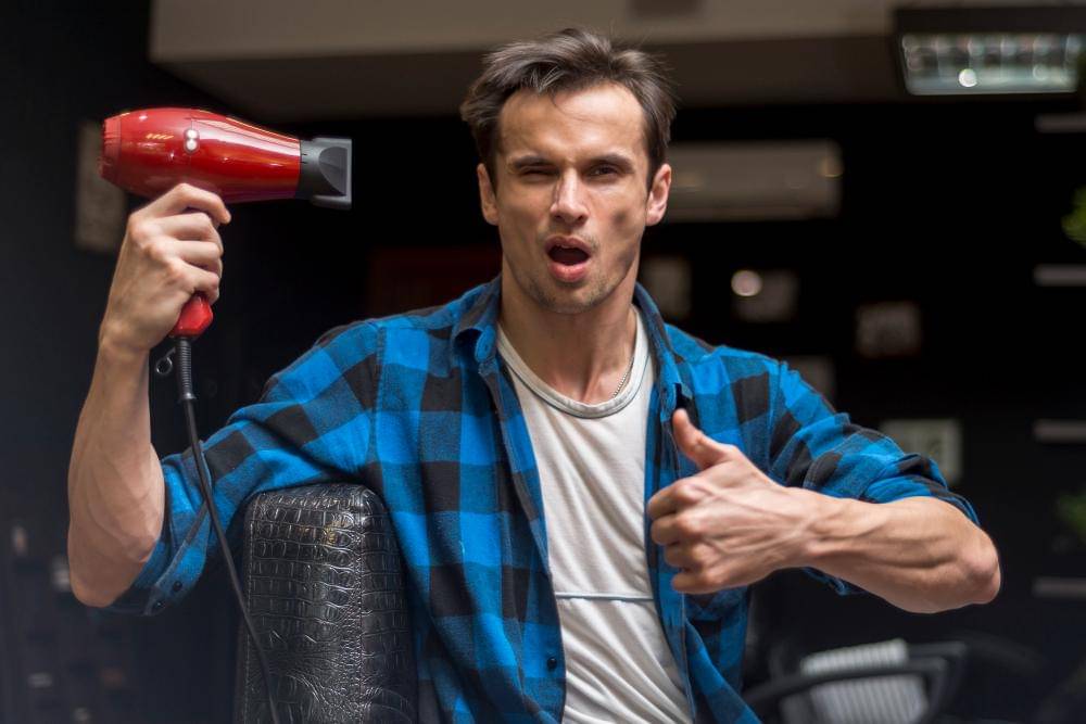 ilustrasi cowok pakai hair dryer (freepik.com/freepik)