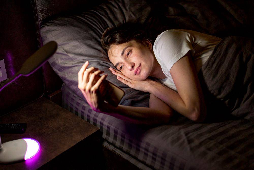 ilustrasi tidur larut malam (freepik.com/freepik)
