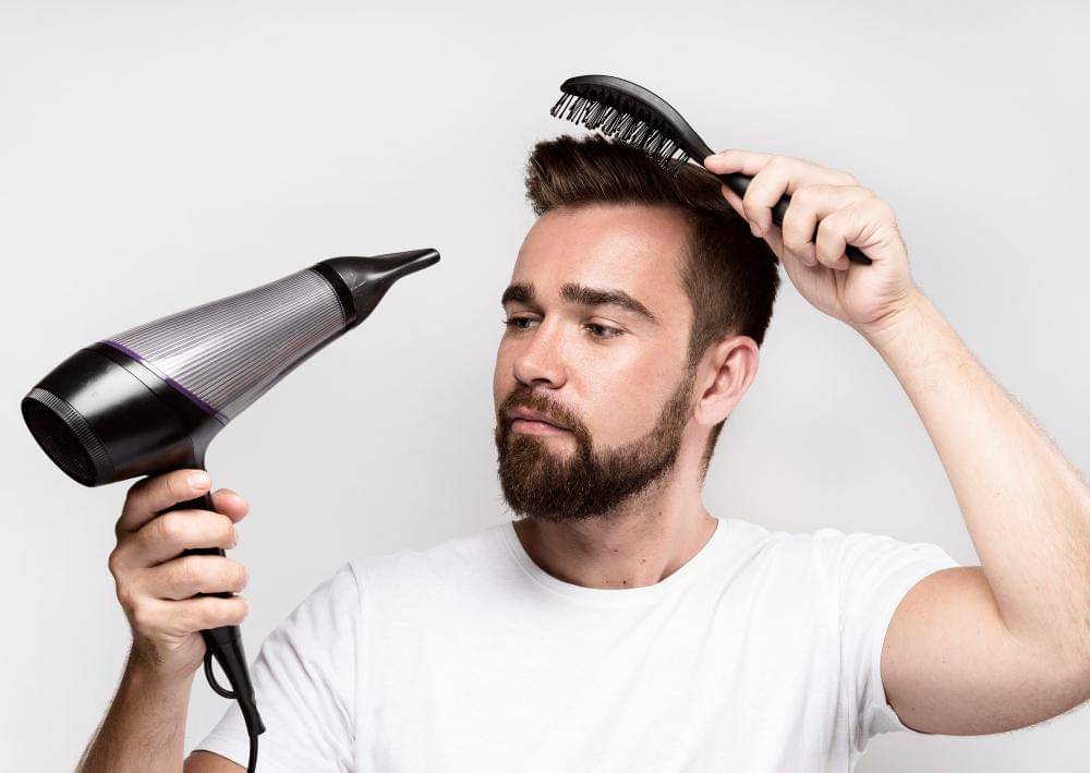 ilustrasi cowok pakai hair dryer (freepik.com/freepik)