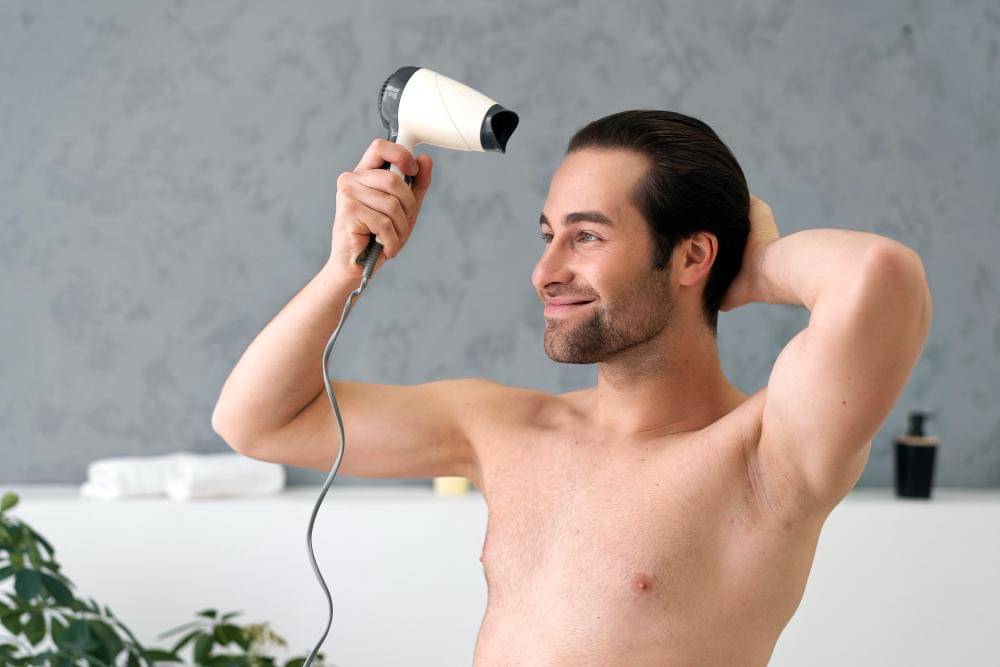 ilustrasi cowok pakai hair dryer (freepik.com/freepik)