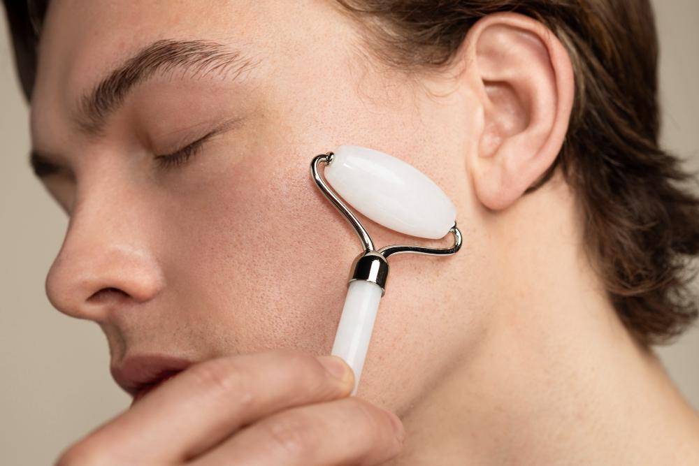 ilustrasi pria menggunakan face roller (freepik.com/freepik)